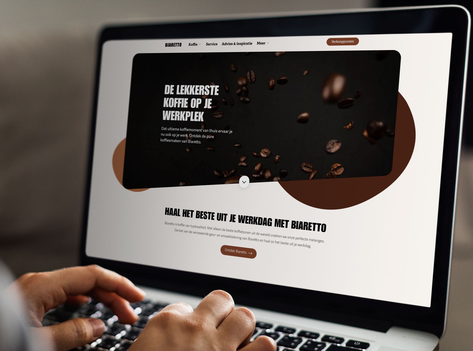 Biaretto website laptop mockup.