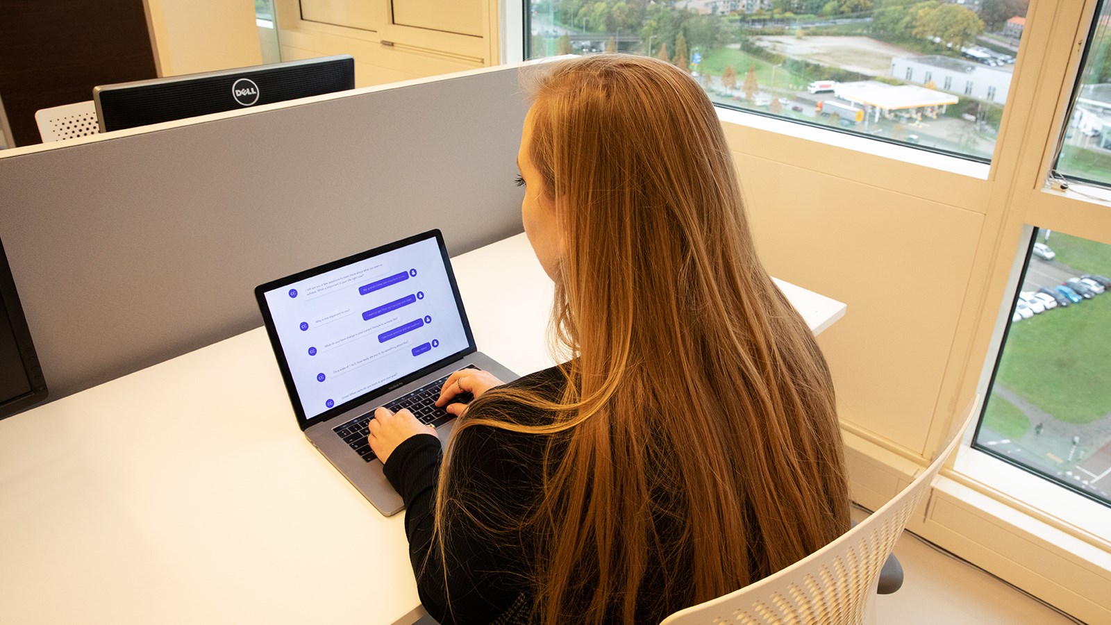 User Experience Designer achter chatscherm.