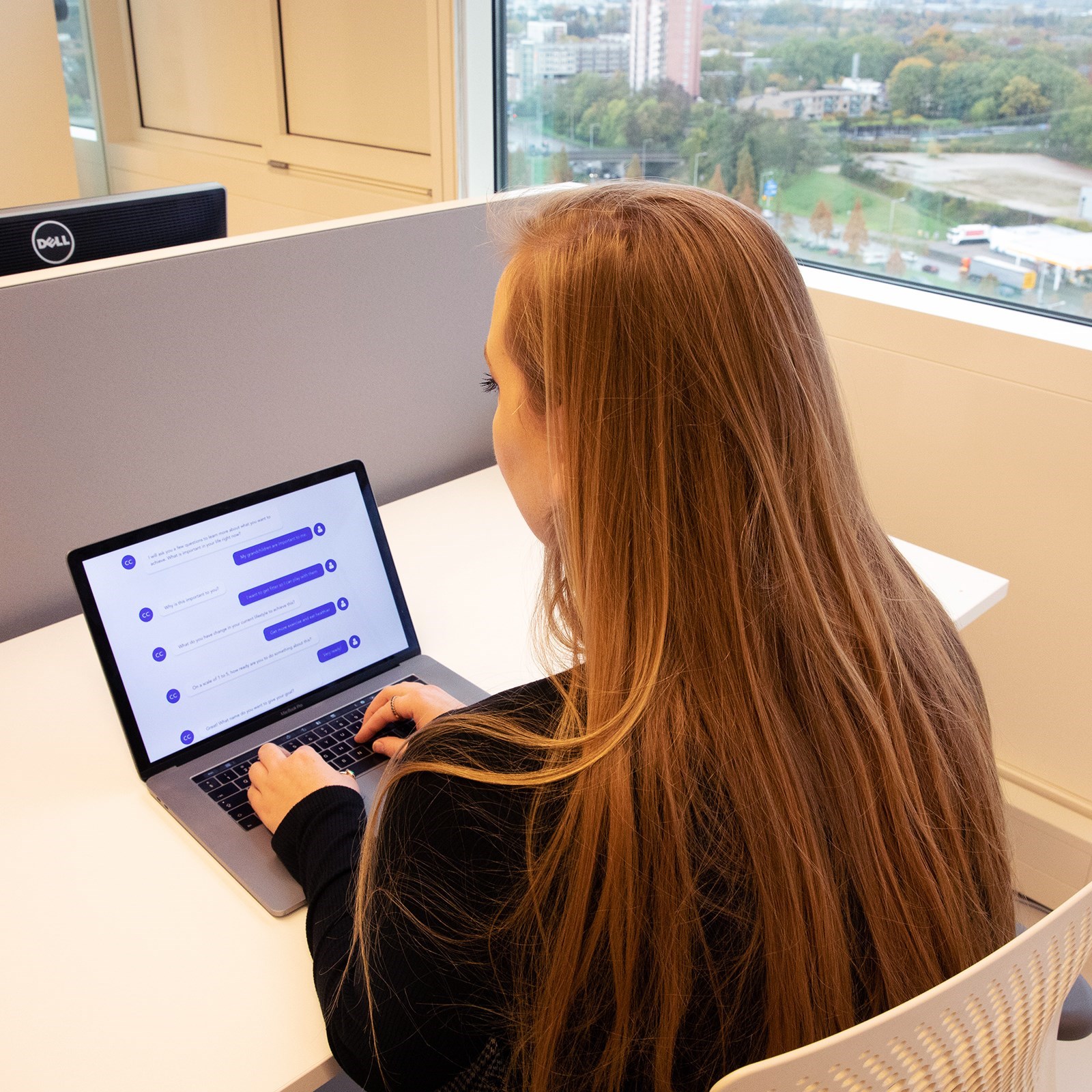 User Experience Designer achter chatscherm.