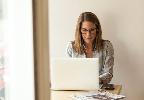 Vrouw laptop.