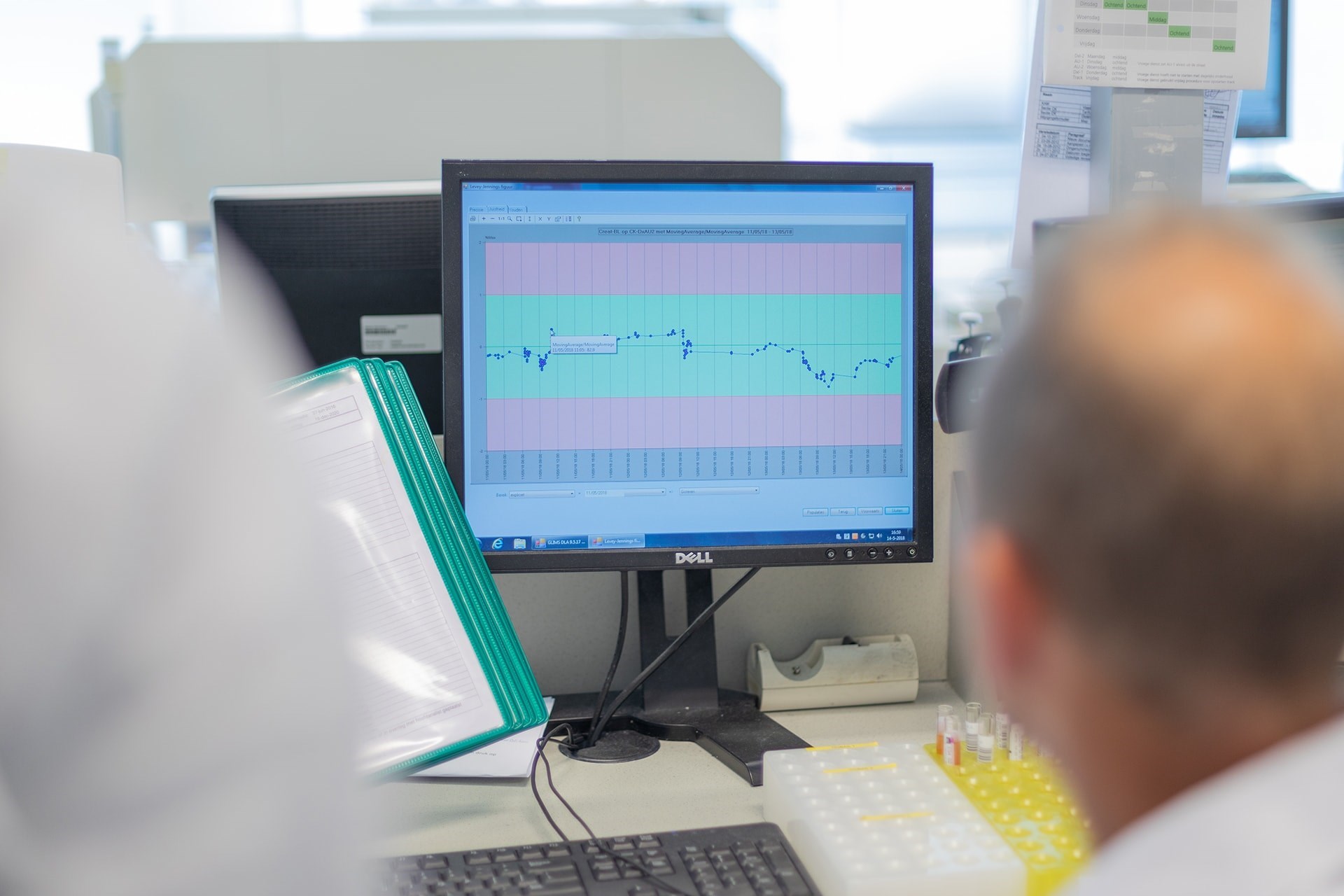 Huvaros professor kijkt naar scherm