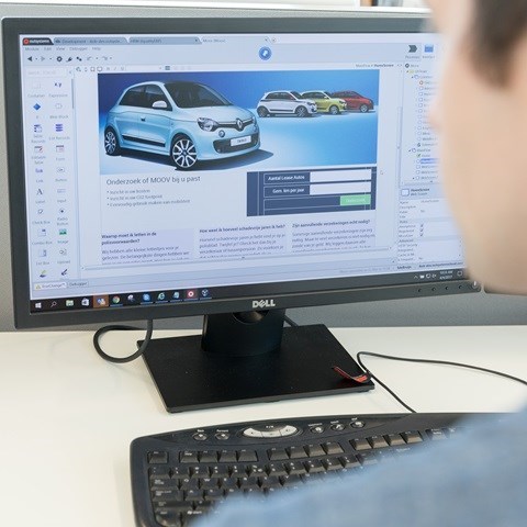 Developer aan het ontwikkelen met OutSystems