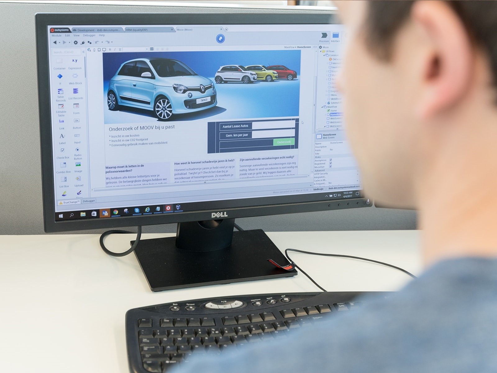 Developer aan het ontwikkelen met OutSystems