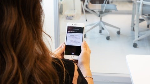 Een zoekopdracht over customer journeys in een conversational UI.