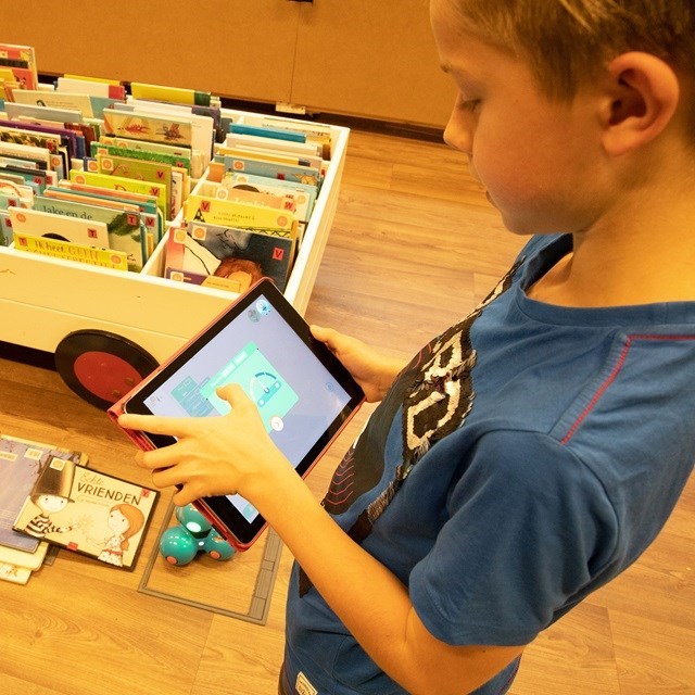 Dash robot programmeren met een tablet.